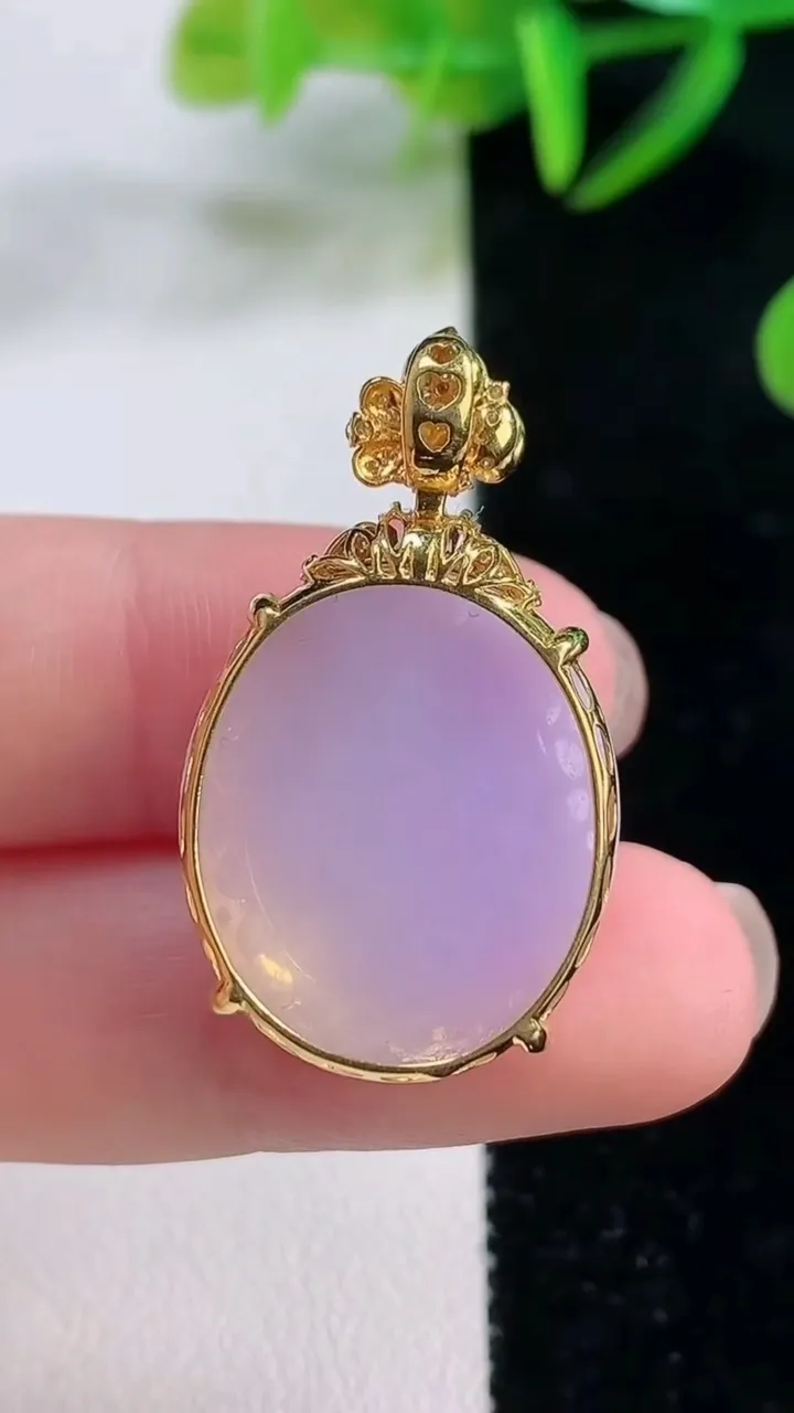 天然A货翡翠18K金紫罗兰蛋面吊坠，尺寸32.5-22-18.8-11.5重量:6.40g
11月26日