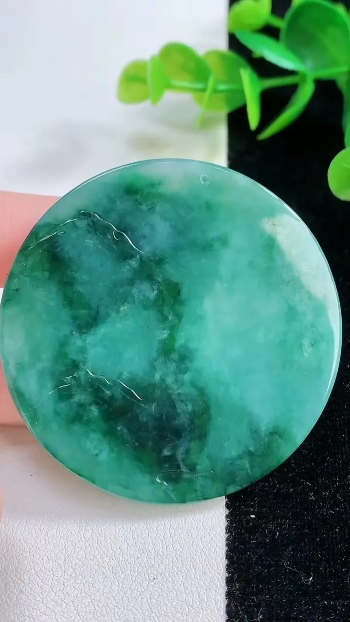 天然A货翡翠一念之间吊坠，尺寸54.8-5.3，重量:32.67g
11月26日