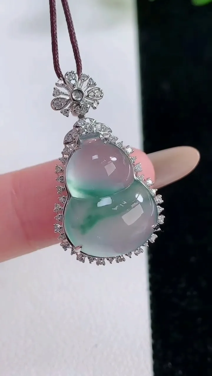 天然A货翡翠种飘花葫芦吊坠，尺寸28.8-15.6-10.4，裸石17.5-13重量:3.53g
1