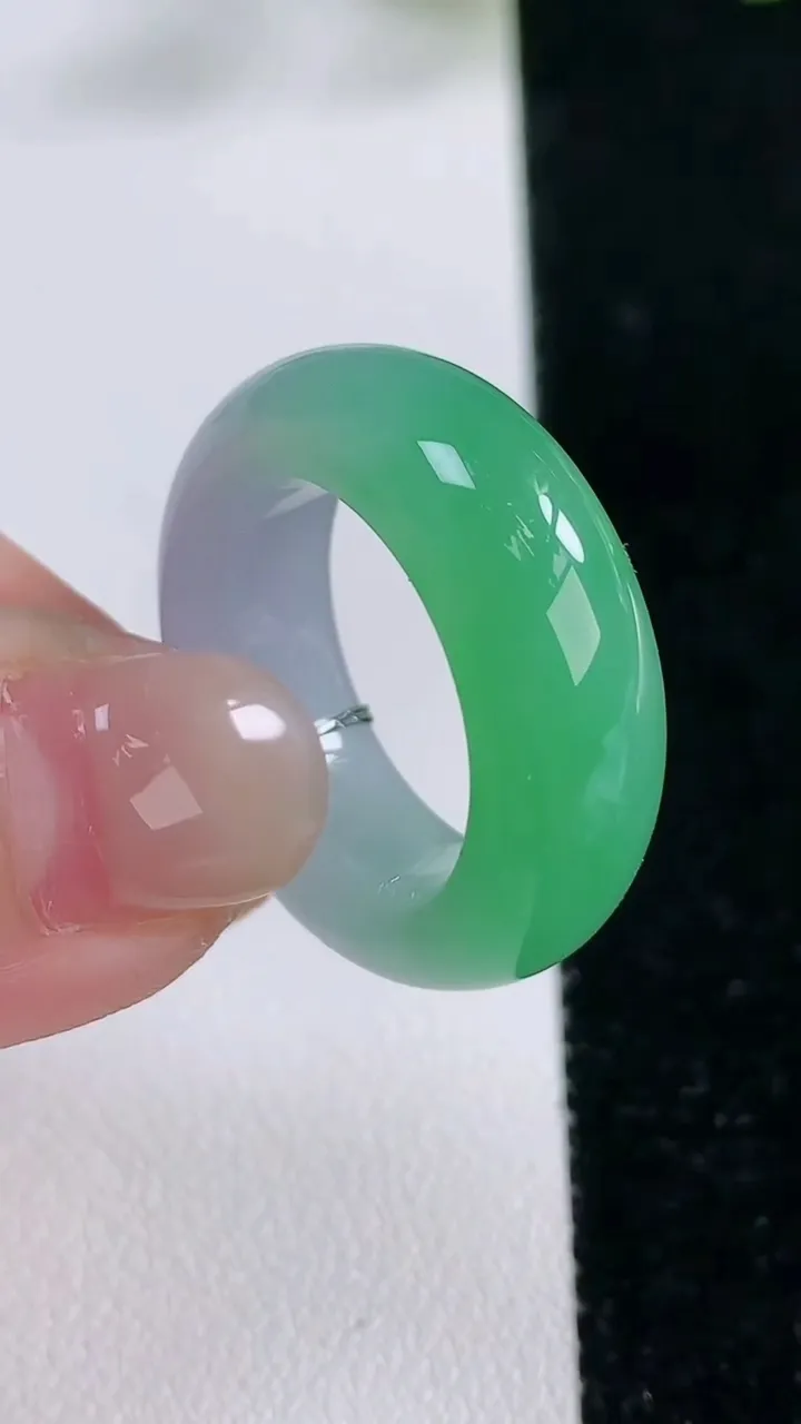天然A货翡翠指环戒指，尺寸17.8-8-4.8，重量:8.42g2025年11月26日
工厂直销收藏佳品,种好水足，色泽均匀，有种有色，上手高大气！
