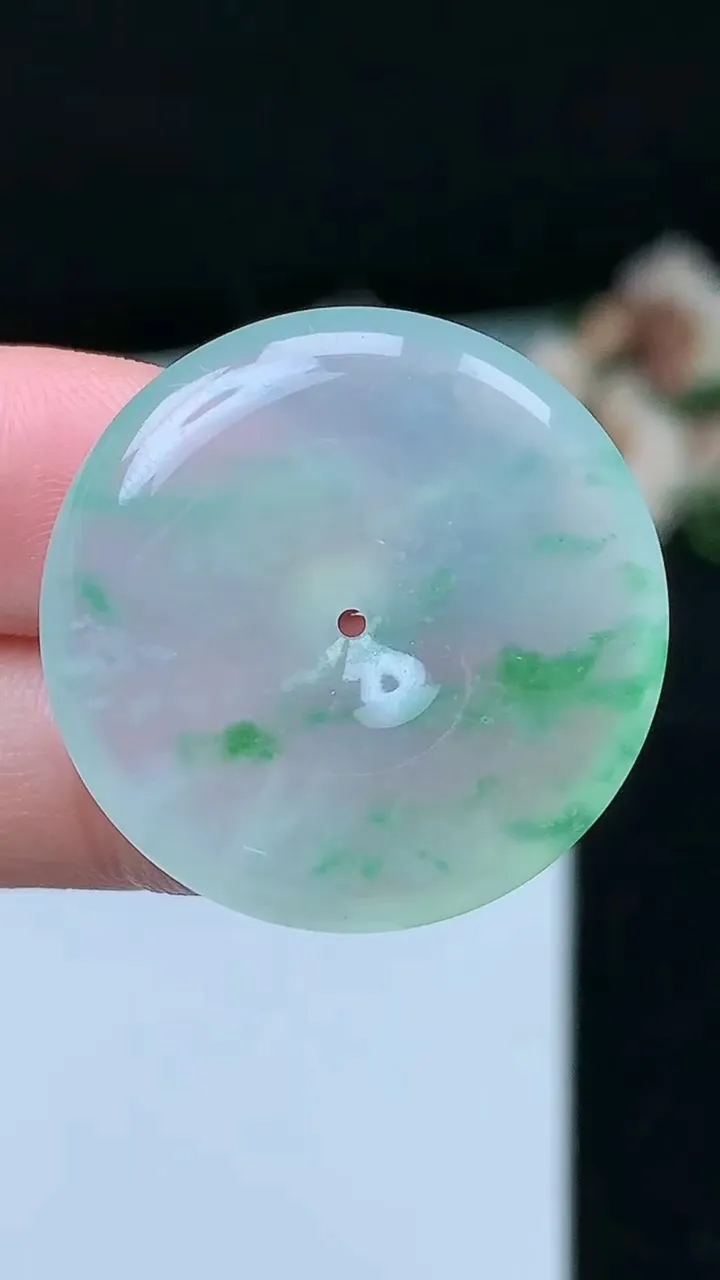 天然A货翡翠平安扣吊坠，尺寸27.7-5.7，重量:9.14g
11月26日