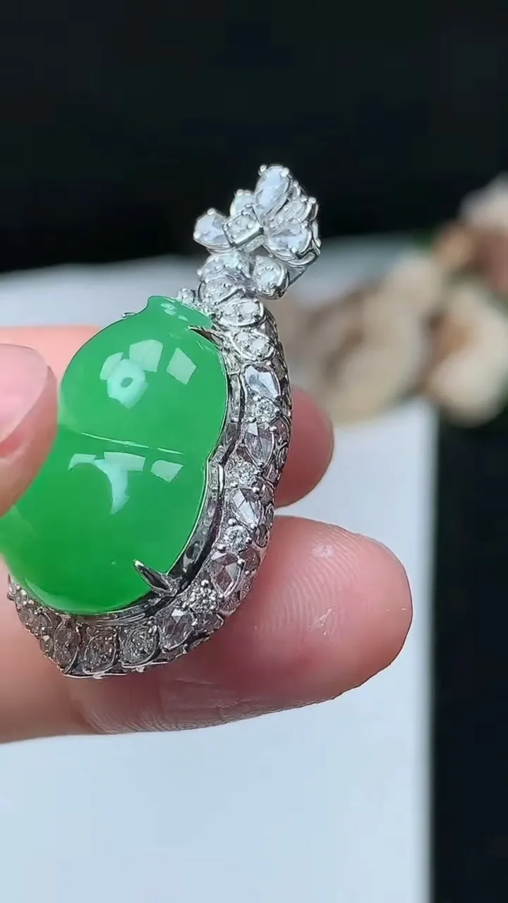 天然A货翡翠葫芦吊坠，尺寸34.6-18.7-12.3裸石19.4-14.6，重量:7.95g
11月26日