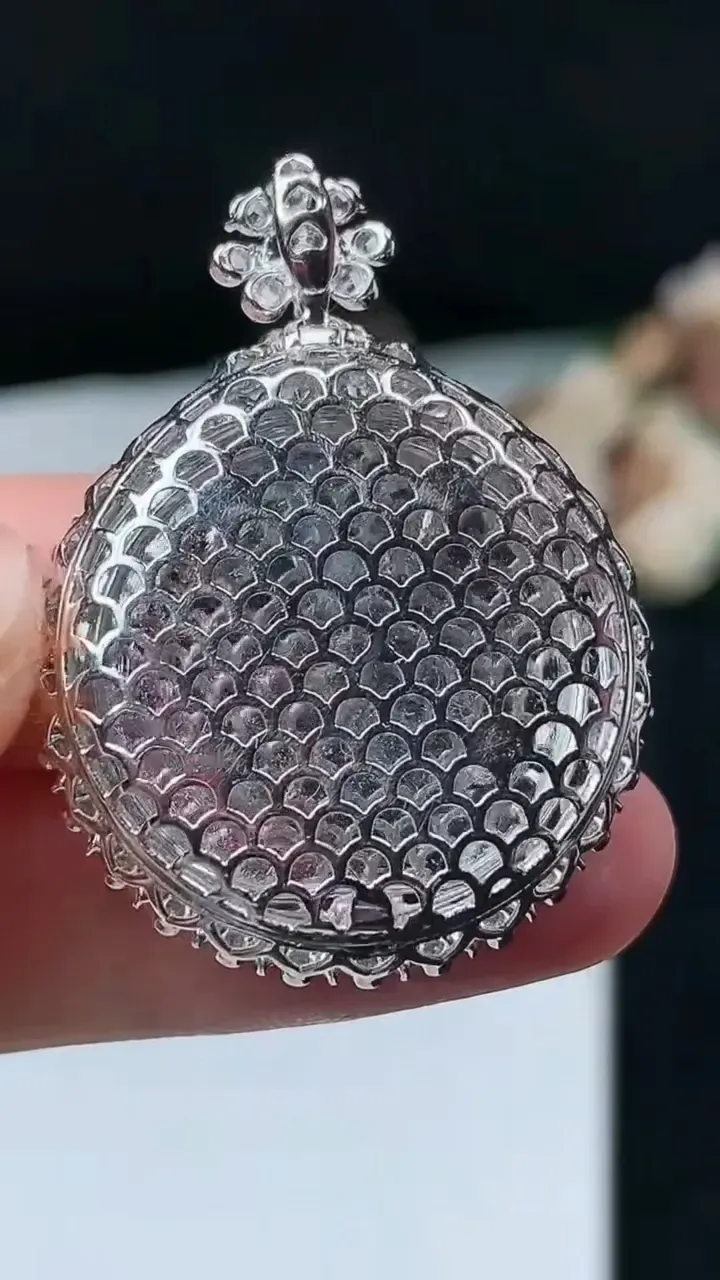 天然A货翡翠平安扣吊坠，尺寸36.5-26.7-9.6裸石22.7，重量:10.86g
11月26日