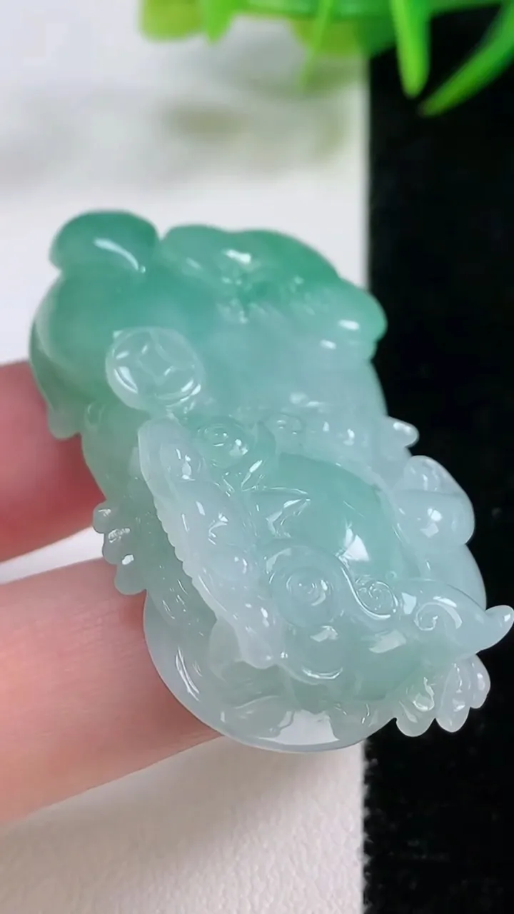 天然A货翡翠霸王貔貅吊坠，尺寸48-26-12，重量:33.98g
11月26日