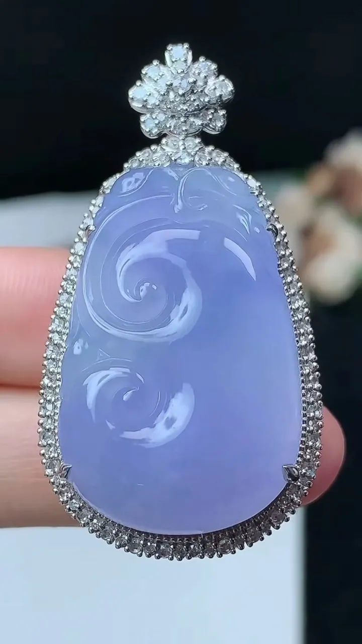 天然A货翡翠紫罗兰如意吊坠，尺寸46.3-24.7-13.5裸石31.7-20.7，重量:16.89g
11月26日