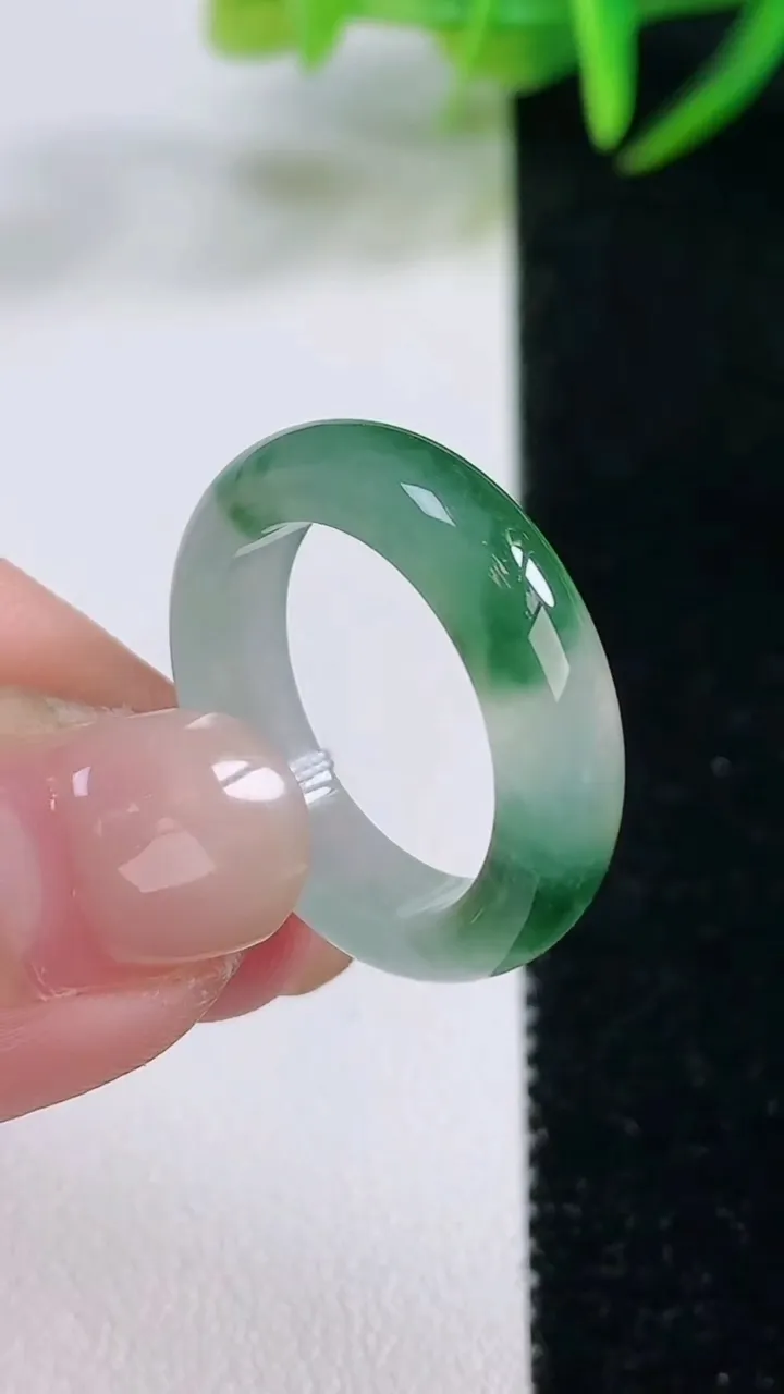 天然A货翡翠冰种飘花指环戒指，尺寸17.7-5-3.1，重量:4.00g2025年11月26日
工厂直销收藏佳品,种好水足，色泽均匀，有种有色，上手高大气！