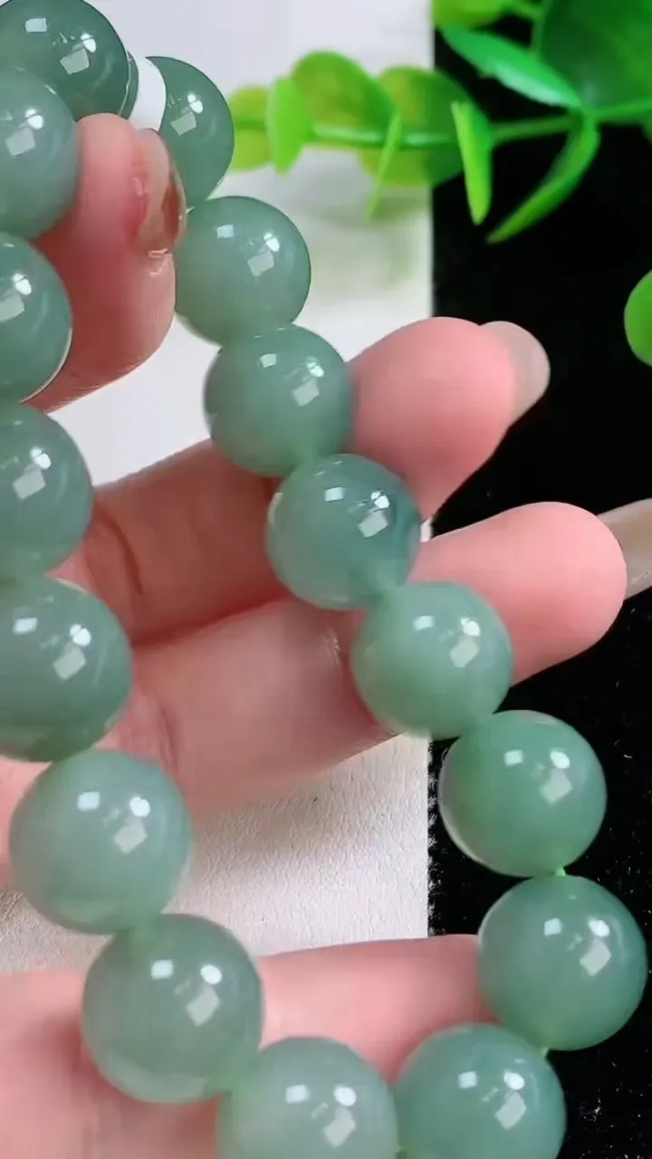 天然A货翡翠圆珠手串，尺寸12.3-16颗，重量:52.67g11月26日
工厂直销收藏佳品,种好水
