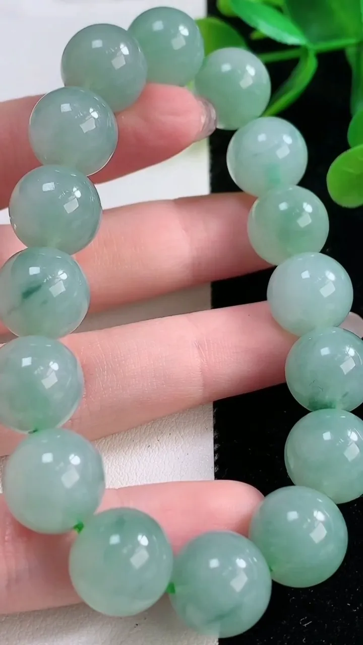 天然A货翡翠圆珠手串，尺寸12.6-16颗，重量:58.70g11月26日
工厂直销收藏佳品,种好水足，色泽均匀，有种有色，上手高大气！