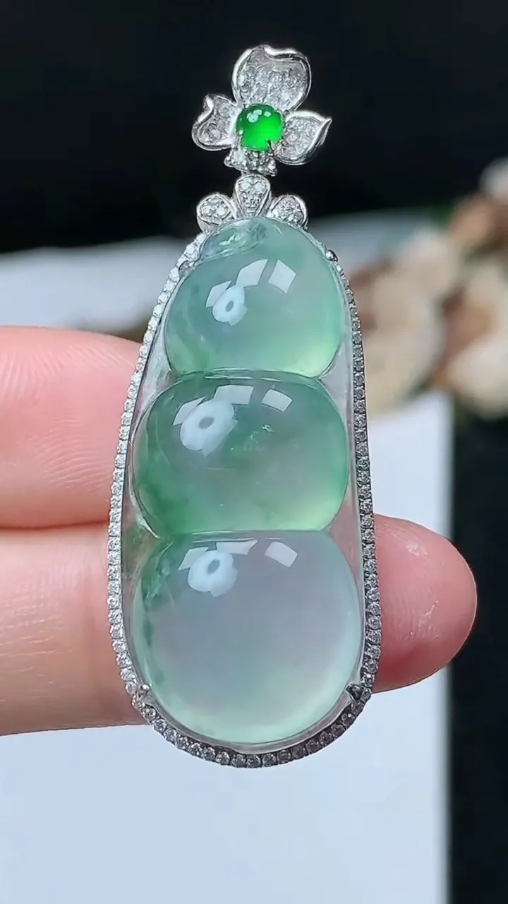 天然A货翡翠福豆吊坠，尺寸45.9-17-10.2裸石32.8-14.8，重量:8.86g
11月26日