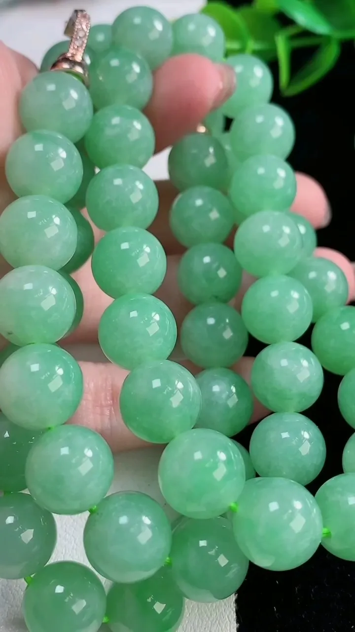 天然A货翡翠圆珠项链，尺寸11.3-54颗，重量:142.28g11月26日
工厂直销收藏佳品,种好