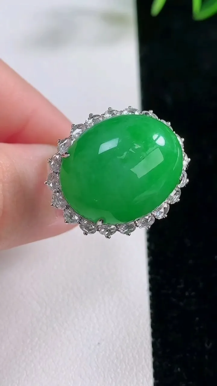 天然A货翡翠蛋面戒指，尺寸18.5-20.8-16.3-12.5，重量:8.16g2025年11月26日
工厂直销收藏佳品,种好水足，色泽均匀，有种有色，上手高大气！