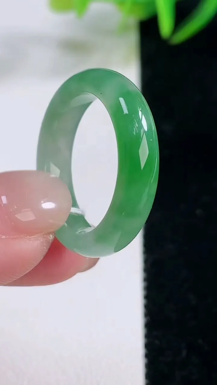 天然A货翡翠指环戒指，尺寸18.8-4.6-2.9，重量:3.83g2025年11月26日
工厂直销收藏佳品,种好水足，色泽均匀，有种有色，上手高大气！