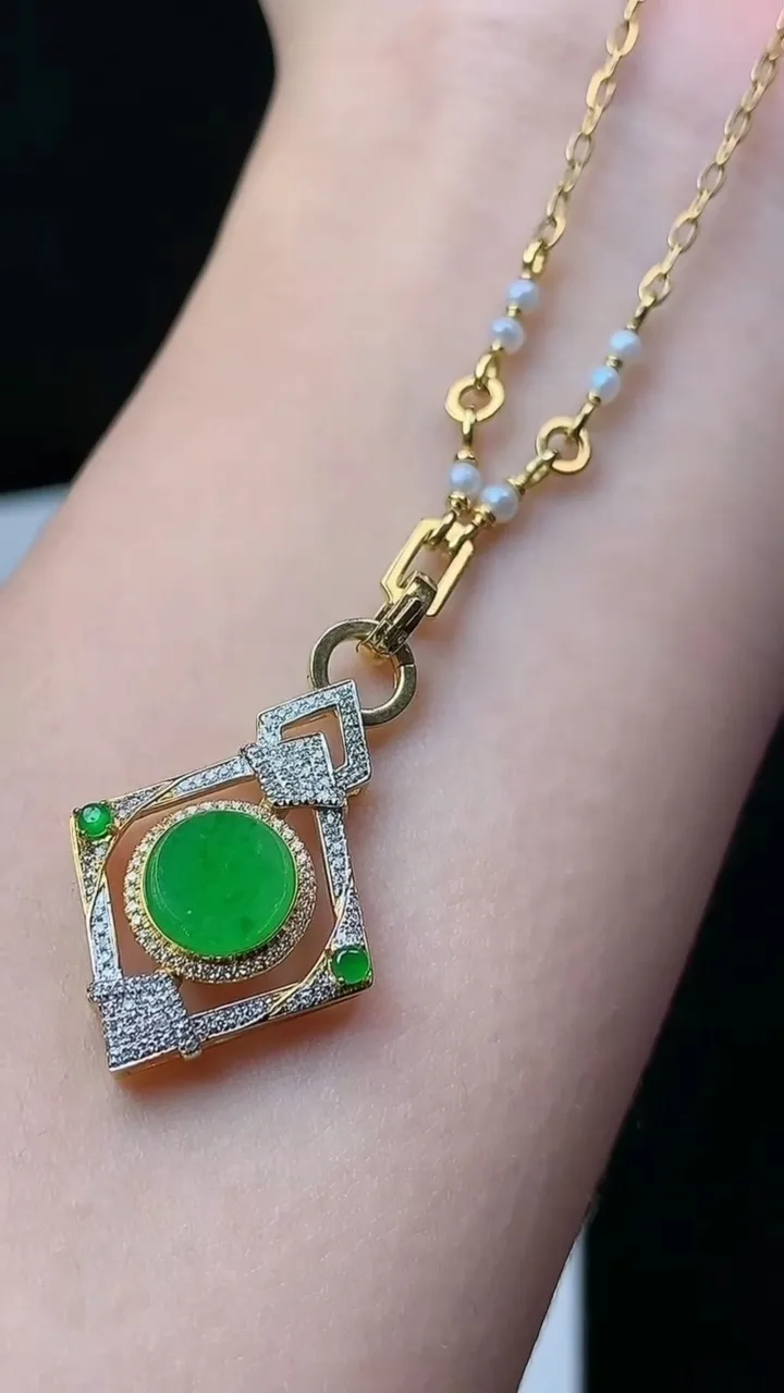 天然A货翡翠无事牌项链，尺寸7.9，重量:7.44g11月26日
工厂直销收藏佳品,种好水足，色泽均匀，有种有色，上手高大气！