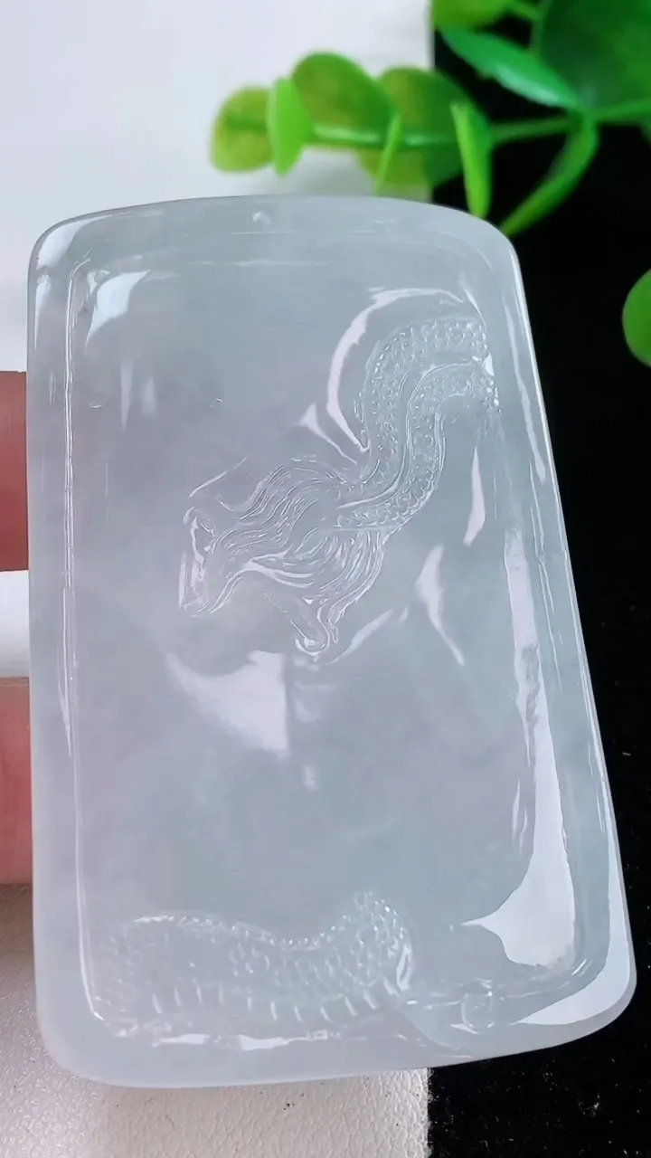 天然A货翡翠祥龙观音菩萨吊坠，尺寸68.5-42-6.5，重量:42.85g
11月26日