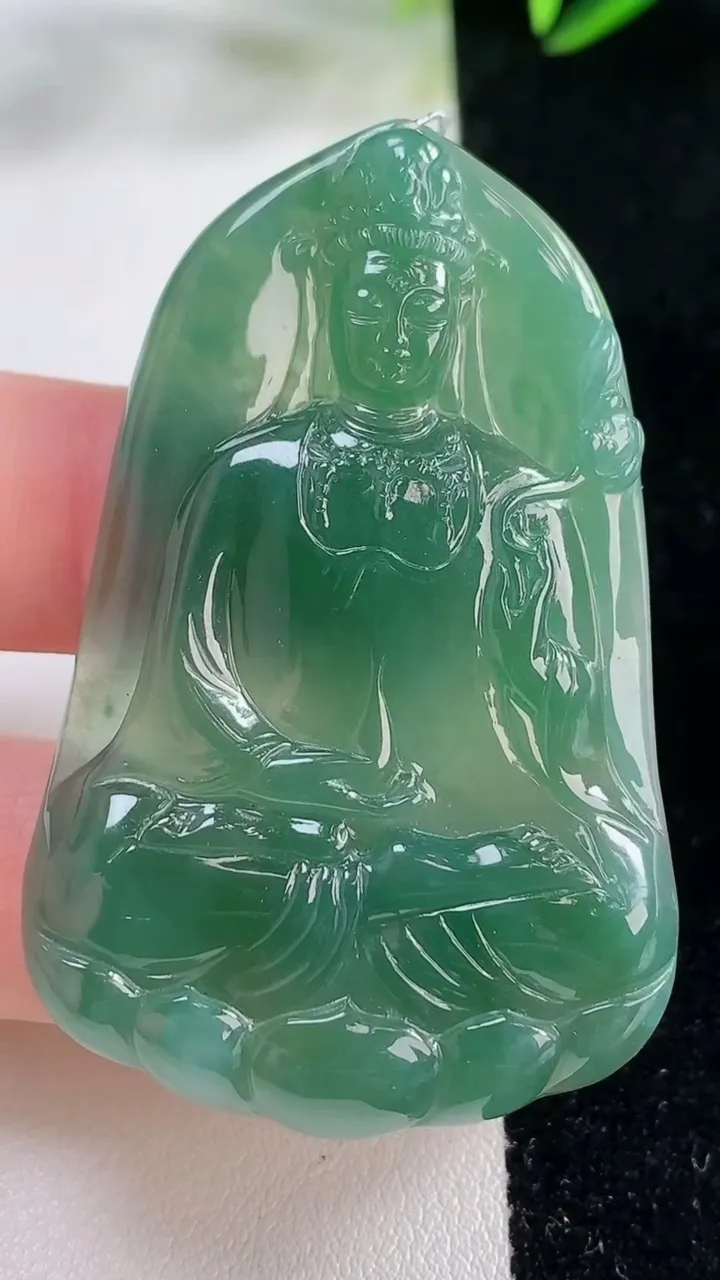 天然A货翡翠大势至菩萨吊坠，尺寸54-34.8-5.6，重量:20.99g
11月26日