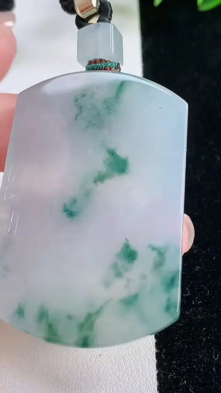 天然A货翡翠种飘花仿古无事牌吊坠，尺寸51.8-34.8-5.8，重量:39.30g
11月26日