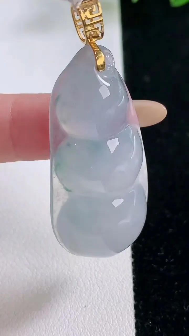 天然A货翡翠种飘花福豆吊坠，尺寸47-21-9.6，重量:15.33g
11月26日