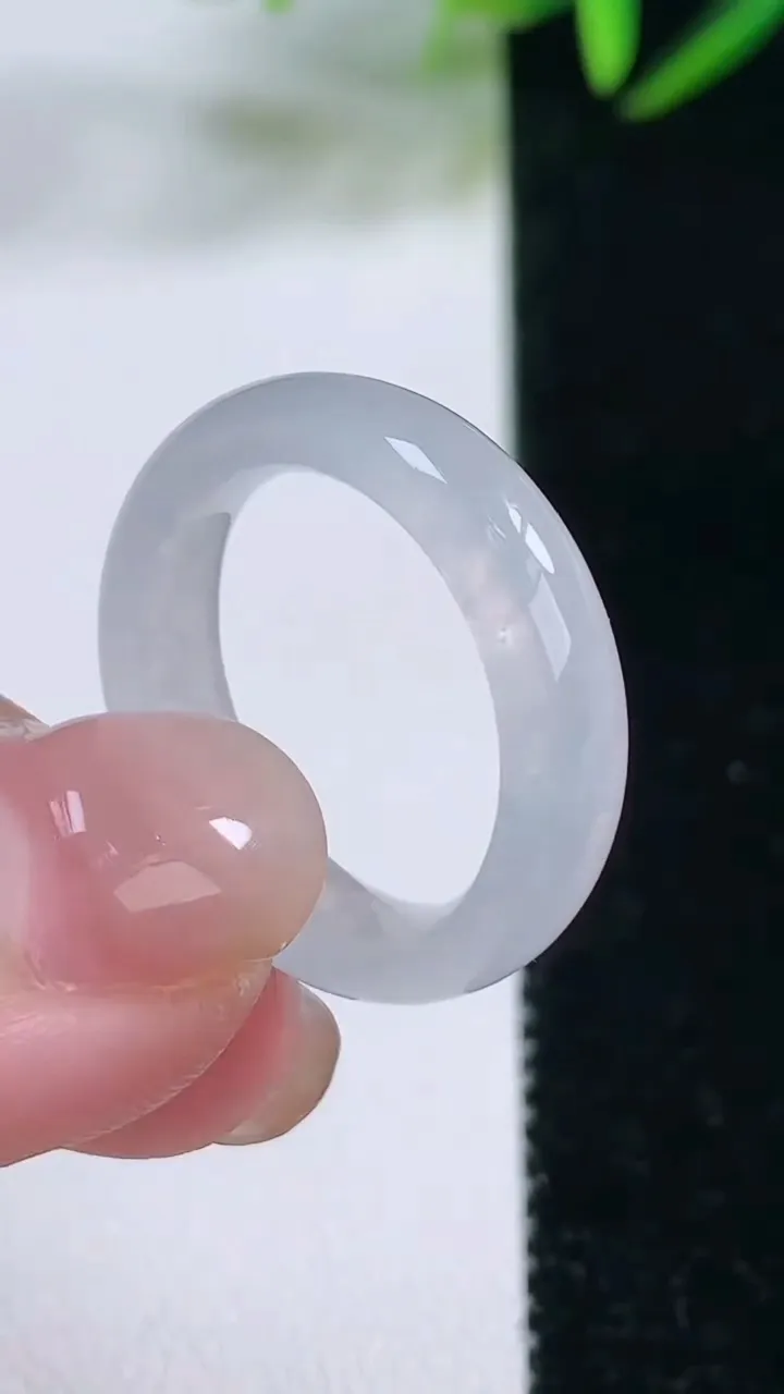 天然A货翡翠指环戒指，尺寸17.8-5-3，重量:3.63g2025年11月26日
工厂直销收藏佳品,种好水足，色泽均匀，有种有色，上手高大气！