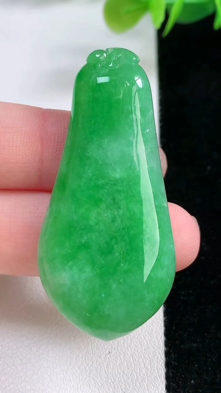 天然A货翡翠福瓜吊坠，尺寸50-24-7.5，重:17.34g
11月26日