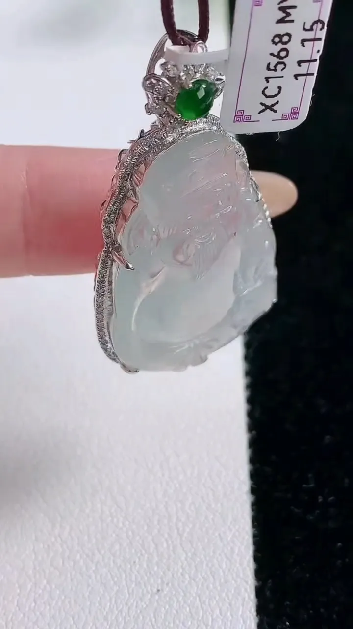 天然A货翡翠种白冰财神爷吊坠，尺寸40.5-21.6-7.7，裸石30-19.6重量:6.89g
11月26日