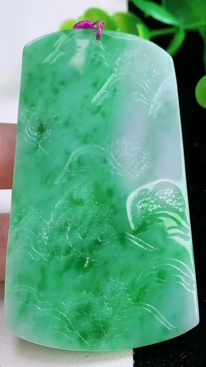 天然A货翡翠山水牌吊坠，尺寸76.7-45-5.6，重量:44.67g
11月26日