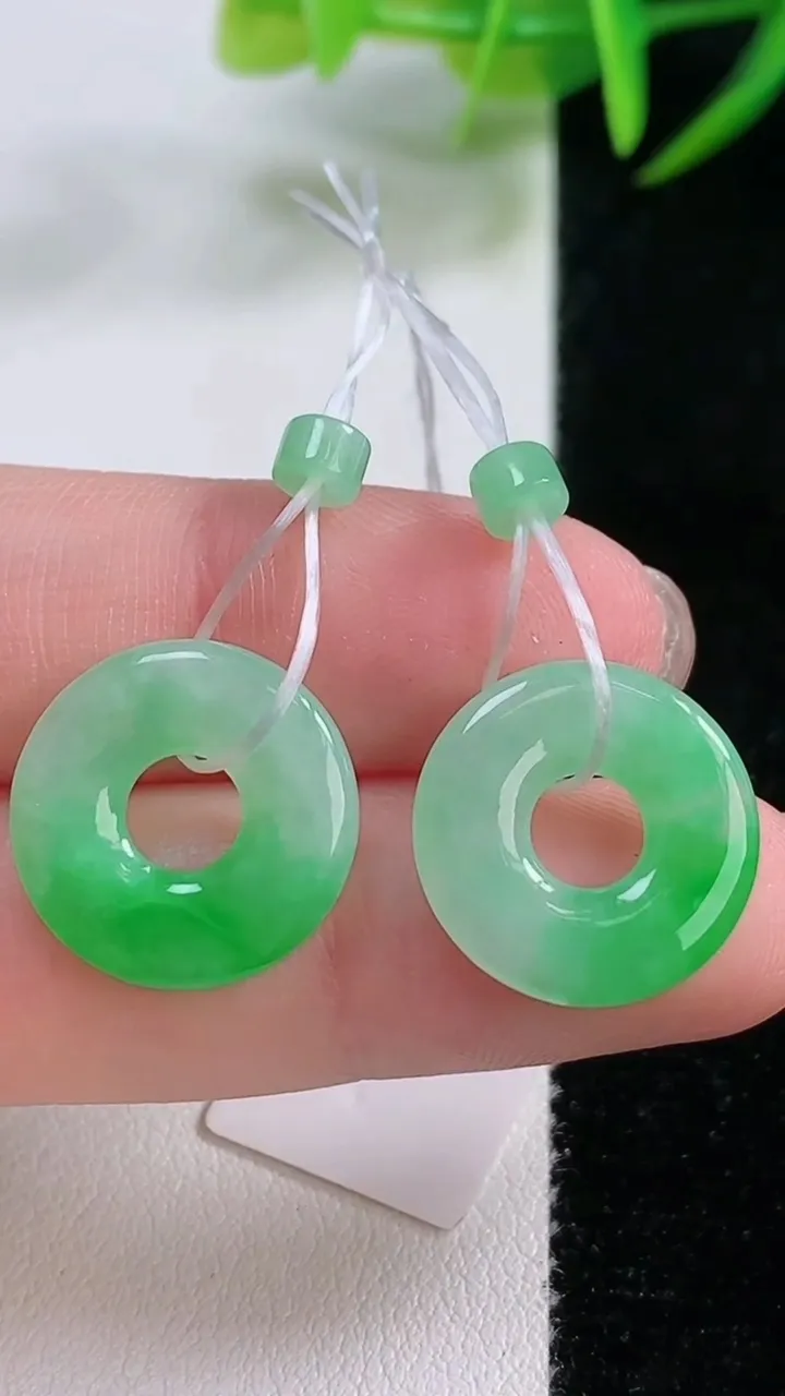 天然A货翡翠平安环吊坠一对，尺寸16.3-2.7，重量:4.14g
11月26日