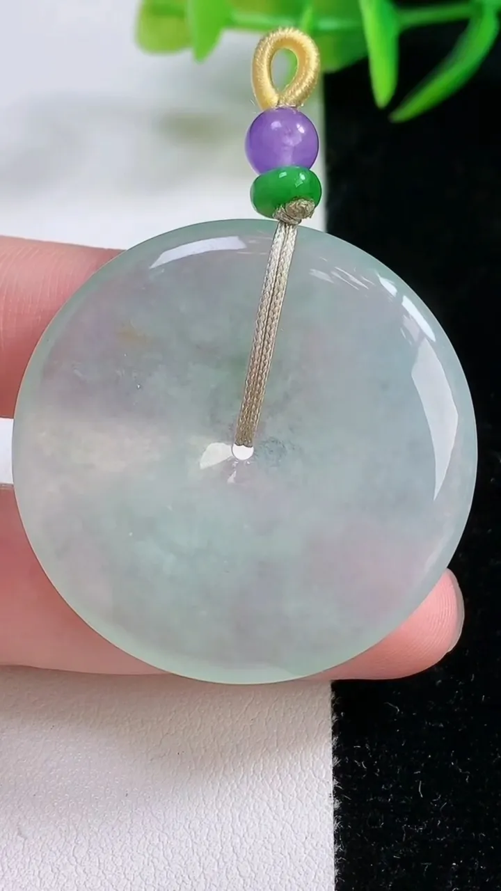 天然A货翡翠平安扣吊坠，尺寸38.3-5.5，重量:10.80g
11月26日