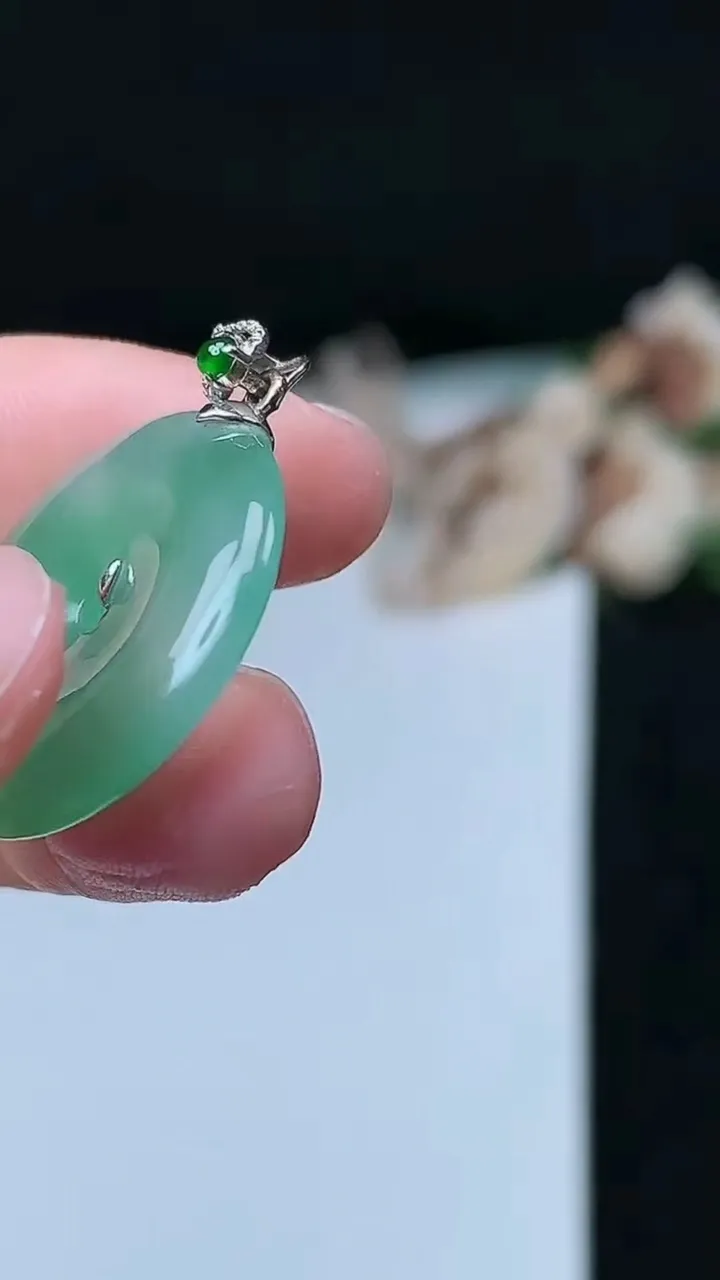 天然A货翡翠平安扣吊坠，尺寸21.6-3.7，重量:4.00g
11月26日