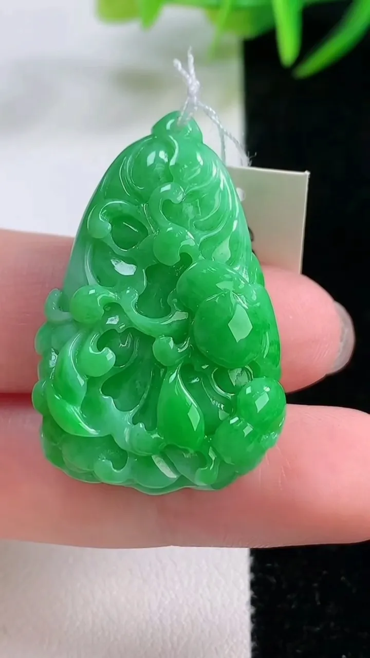 天然A货翡翠白菜吊坠，尺寸36-23-10.5，重量:13.96g
11月26日