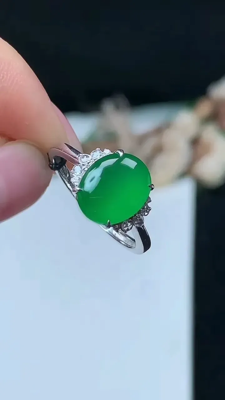 天然A货翡翠蛋面戒指，尺寸17-10.3-8.3，重量:2.88g2025年11月26日
工厂直销收
