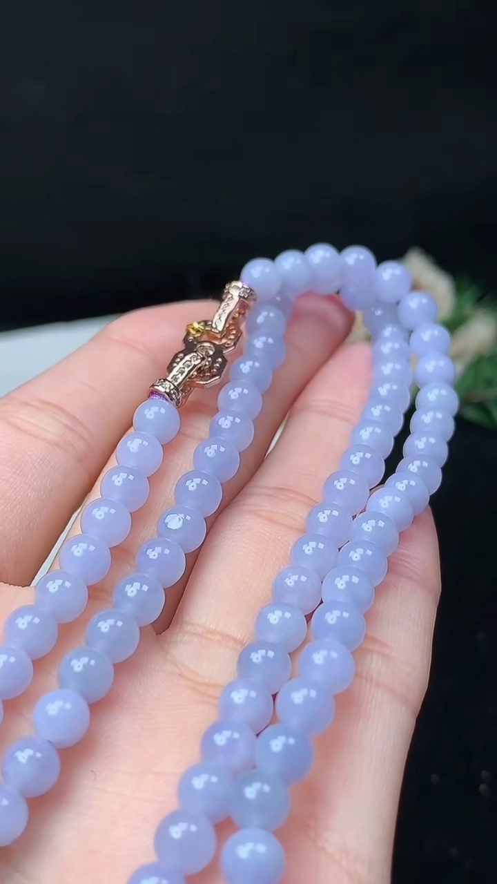 天然A货翡翠紫罗兰圆珠项链，尺寸5.4-108颗，重量:30.00g11月26日
工厂直销收藏佳品,种好水足，色泽均匀，有种有色，上手高大气！