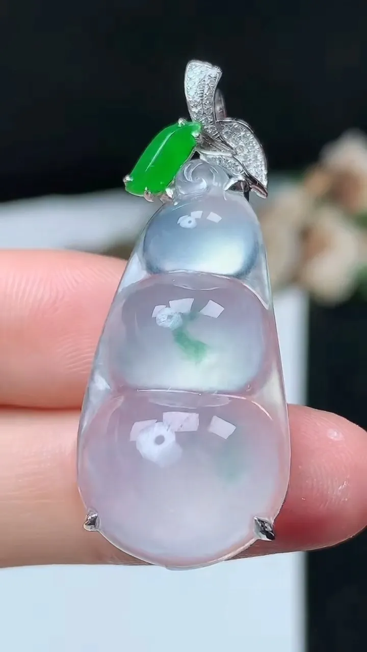 天然A货翡翠福豆吊坠，尺寸32.9-16.8-9.4，重量:6.33g
11月26日