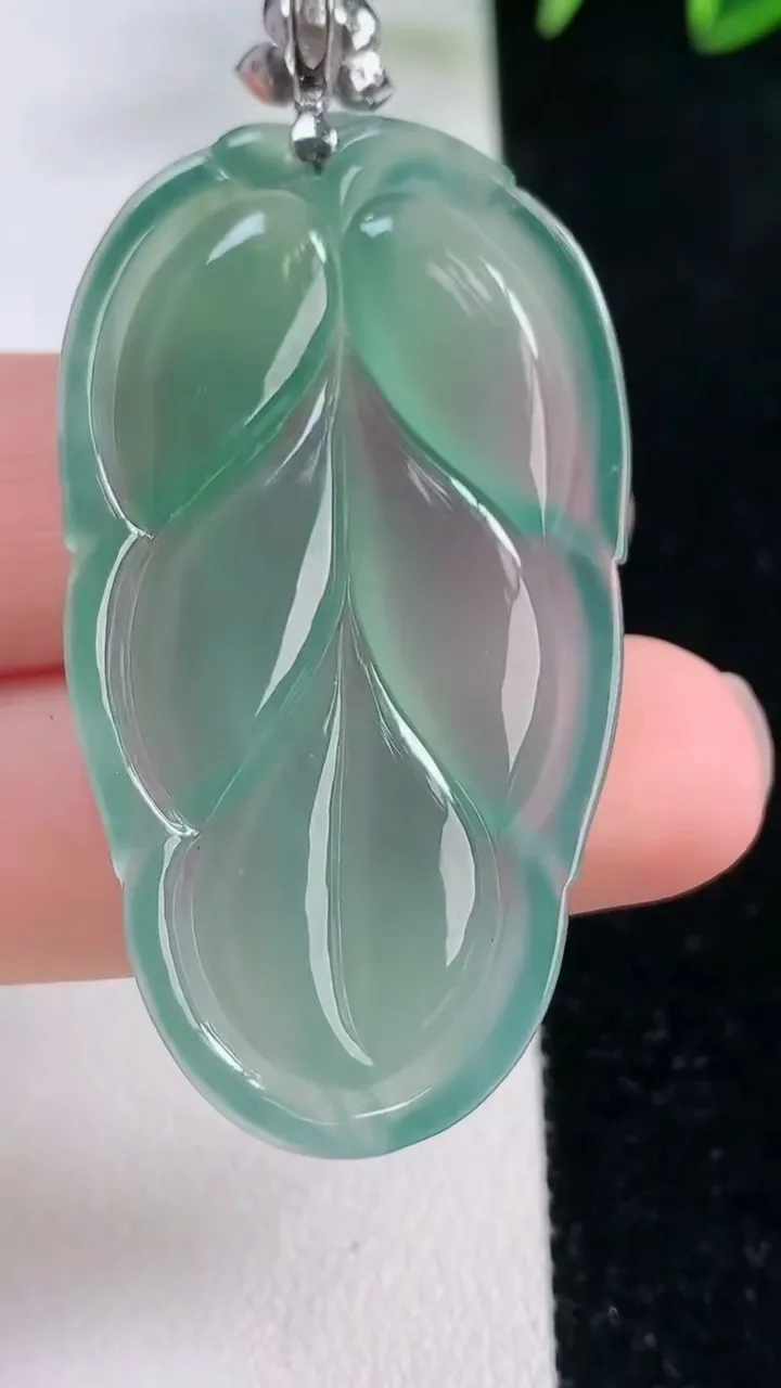 天然A货翡翠金枝玉叶 叶子吊坠，尺寸46.2-26-4.5，重量:14.80g
11月26日