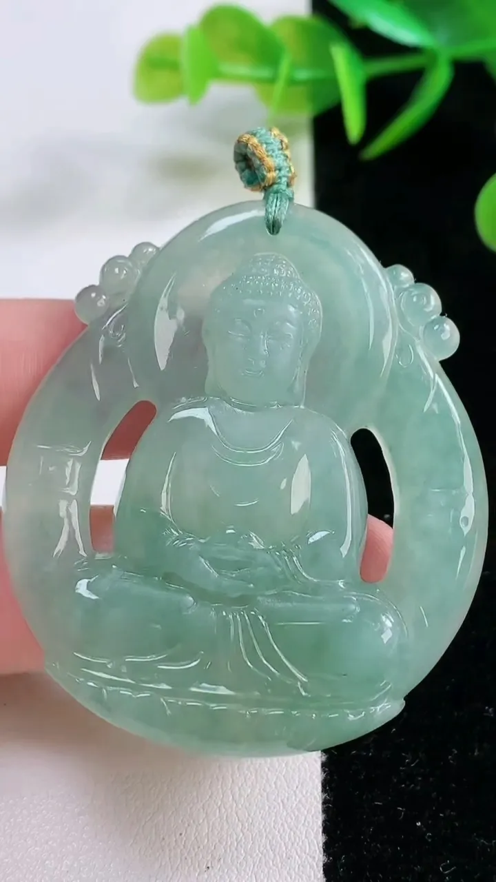 天然A货翡翠大日如来吊坠，尺寸50.2-43.7-5.4，重量:22.76g
11月26日