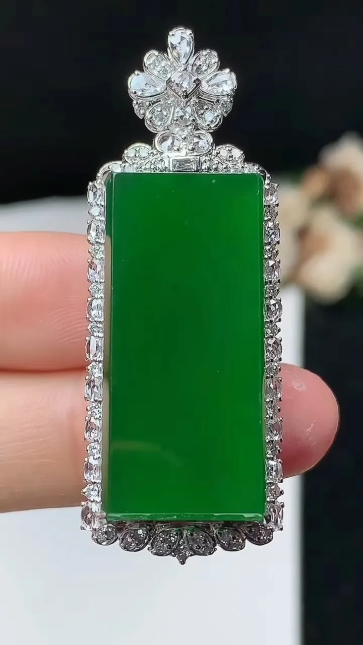 天然A货翡翠无事牌吊坠，尺寸48.3-17.6-11.3裸石30.2-14，重量:11.28g
11