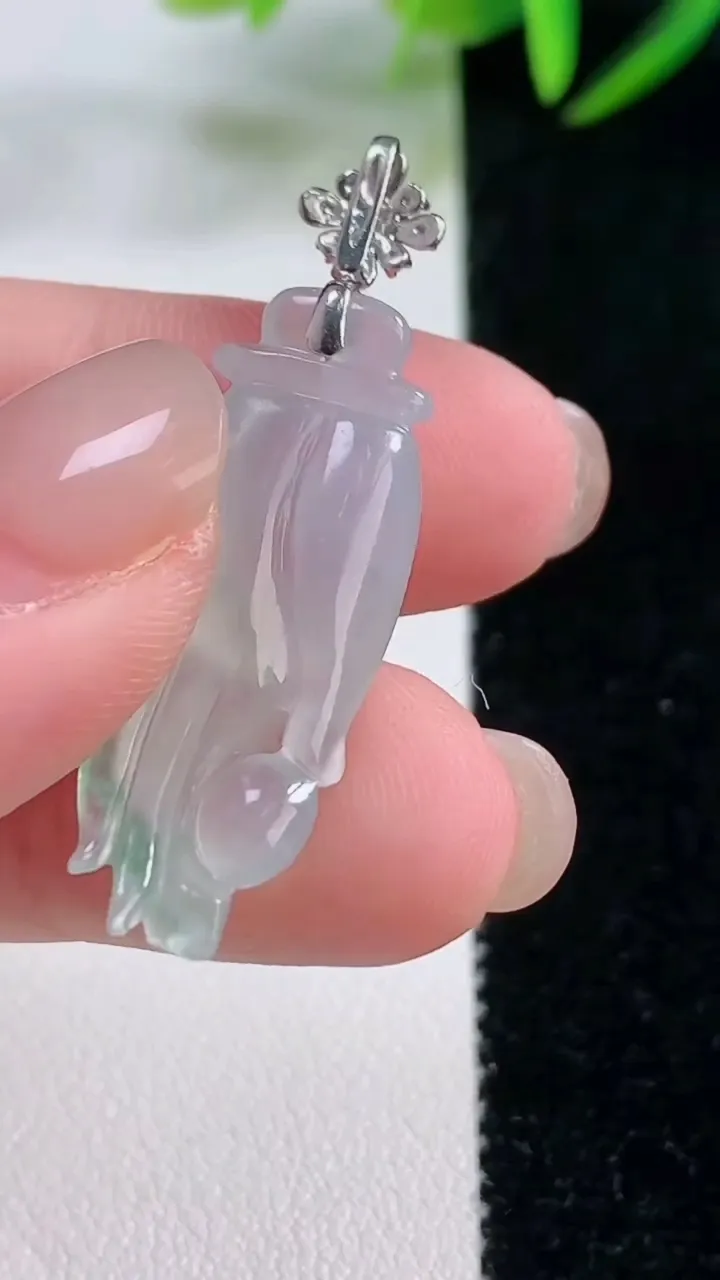 天然A货翡翠种飘花掌上明珠吊坠，尺寸29.8-11.4-6.5，重量:3.68g11月26日
工厂直销收藏佳品,种好水足，色泽均匀，有种有色，上手高大气！