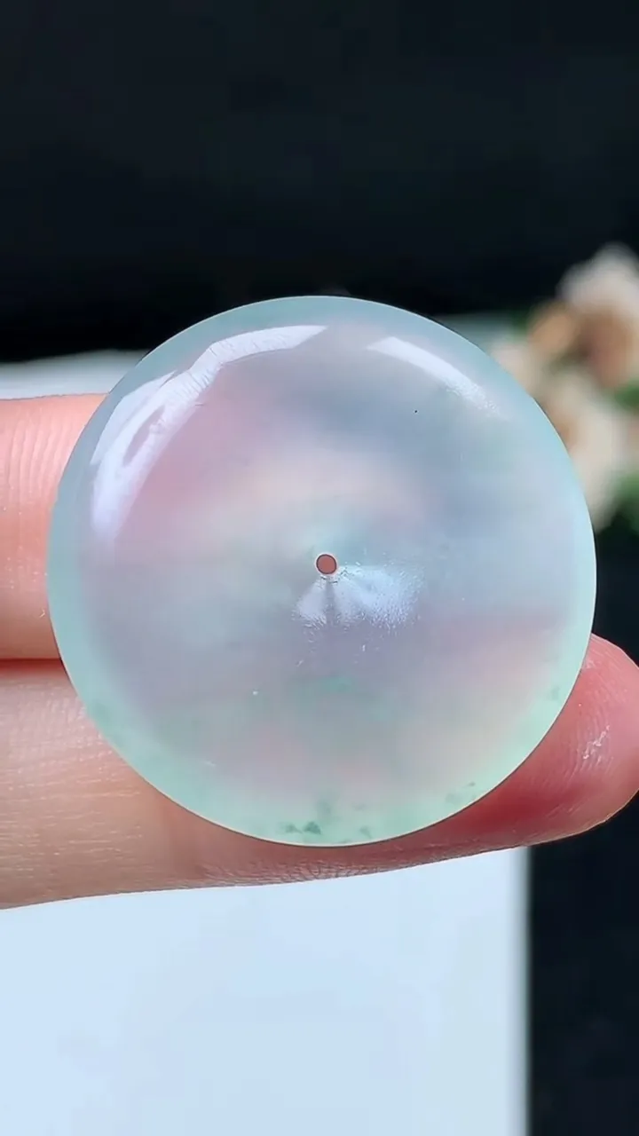 天然A货翡翠飘花平安扣吊坠，尺寸26.8-5.3，重量:7.45g
11月26日