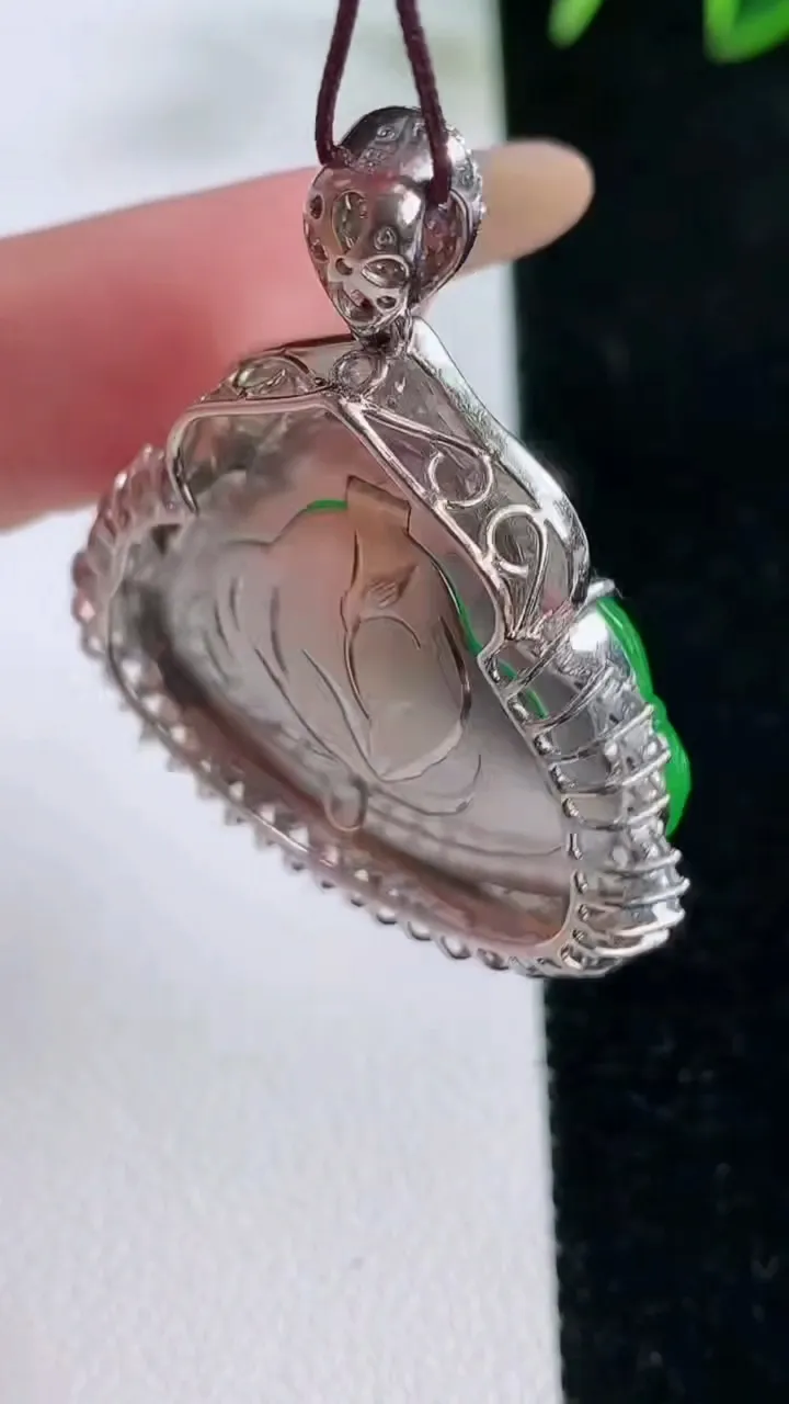 天然A货翡翠佛公吊坠，尺寸39.3-33.6-9.8，裸石22.7-28重量:16.18g
11月26日