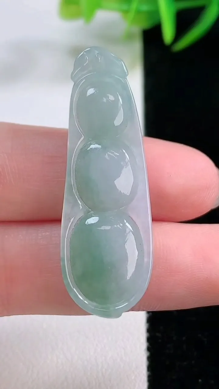 天然A货翡翠福豆吊坠，尺寸41.8-13.7-6，重量:5.94g
11月26日