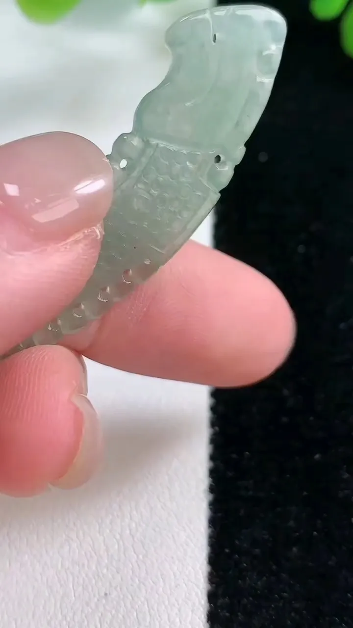 天然A货翡翠如意锁手牌，尺寸58.5-12-2.1，重:3.99g
11月26日