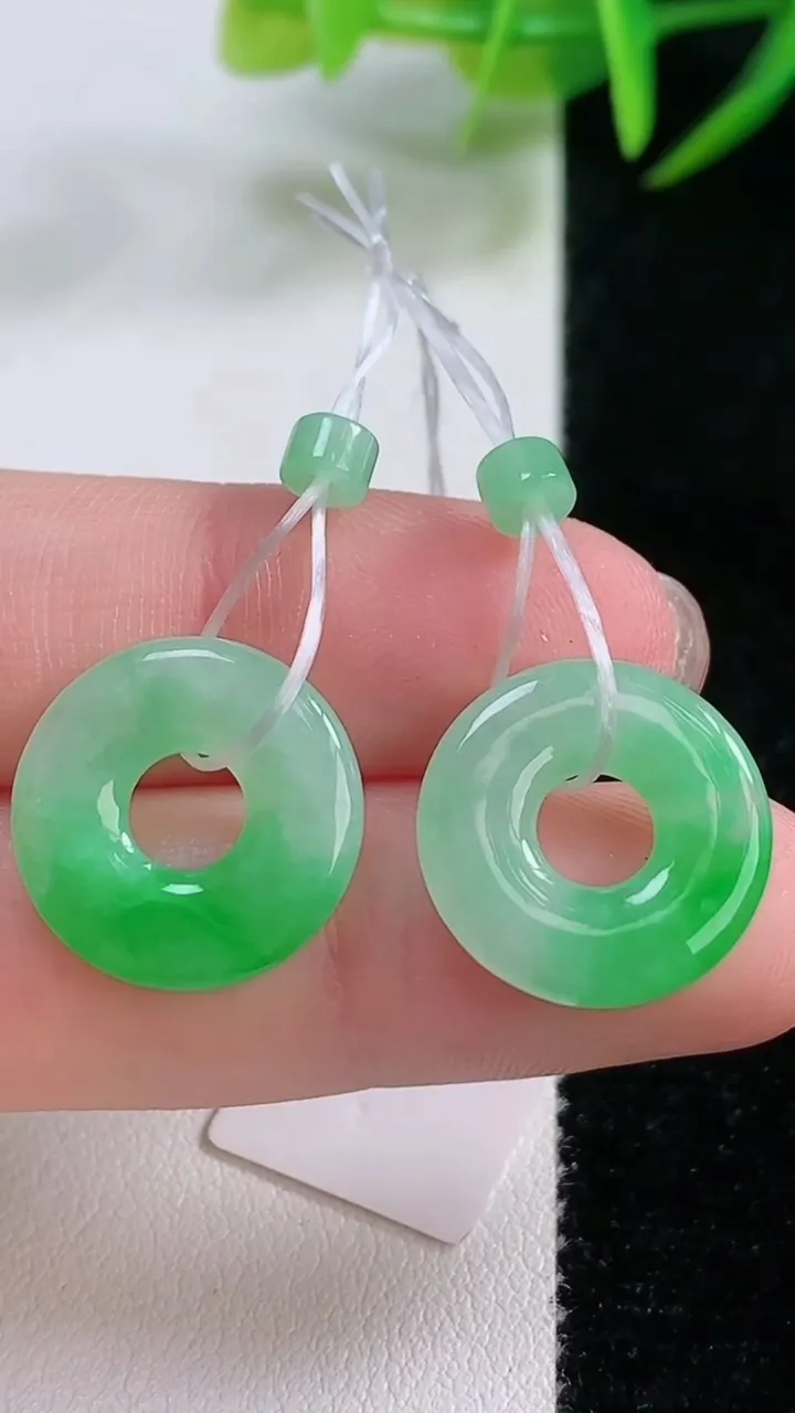 天然A货翡翠平安环吊坠一对，尺寸16.3-2.7，重量:4.14g
11月26日