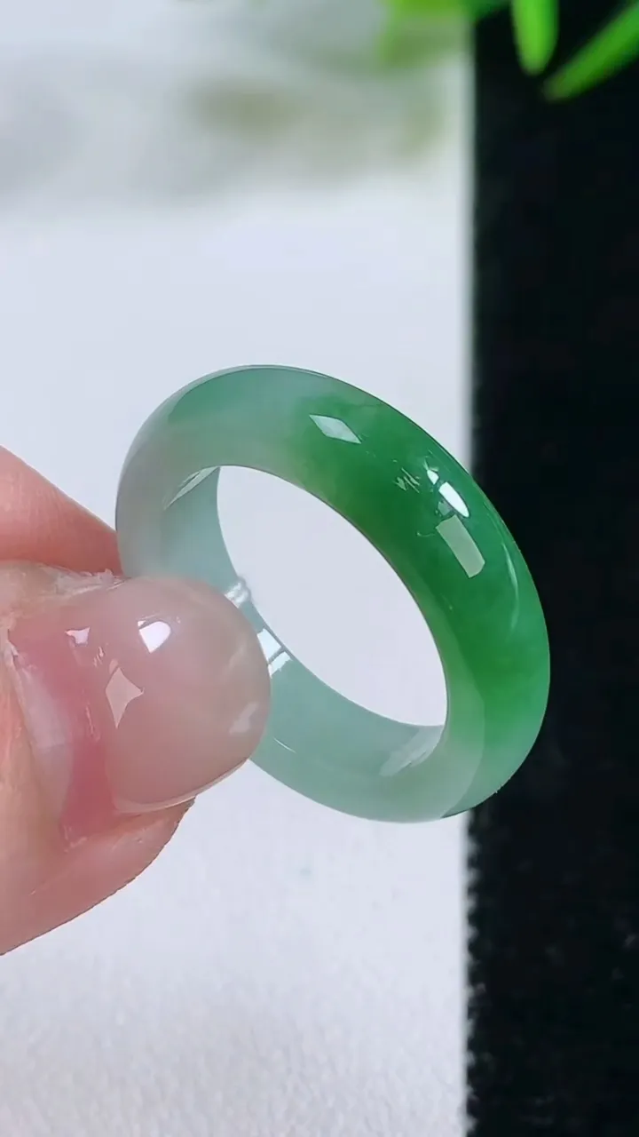 天然A货翡翠指环戒指，尺寸17.7-5.2-3，重量:3.78g2025年11月26日
工厂直销收藏佳品,种好水足，色泽均匀，有种有色，上手高大气！