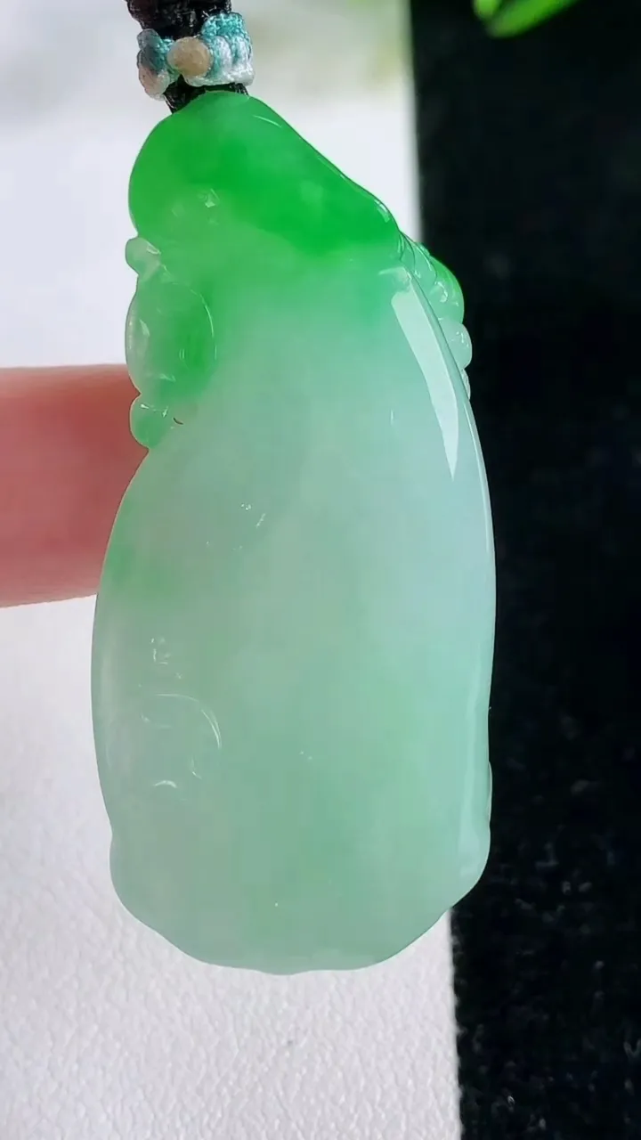 天然A货翡翠莲蓬吊坠，尺寸43.8-21-9.6，重量:21.48g
11月26日