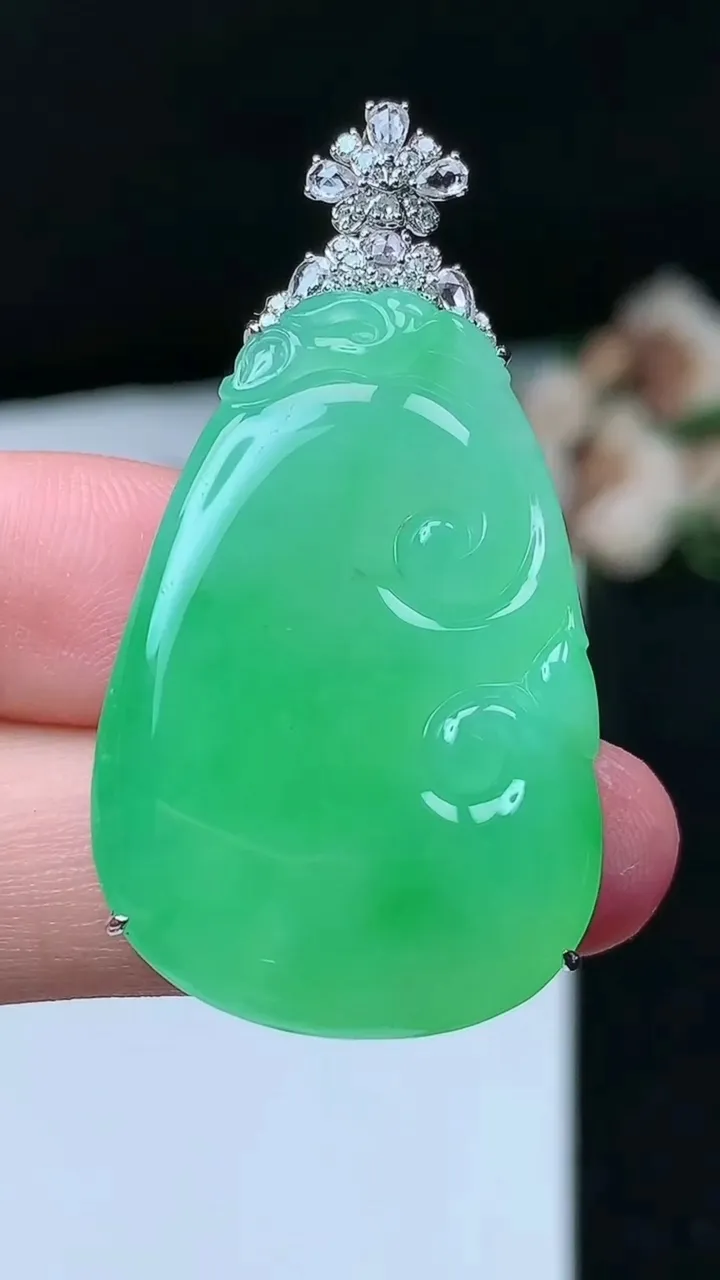 天然A货翡翠如意吊坠，尺寸35.4-23.8-8.5，重量:12.58g
11月26日