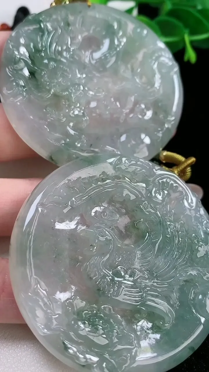 天然A货翡翠种飘花龙凤呈祥吊坠一对，尺寸56-6，重:41.65g
11月26日