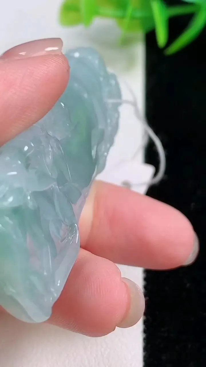 天然A货翡翠节节高升 竹节吊坠，尺寸65-23.5-11.3，重量:40.78g
11月26日