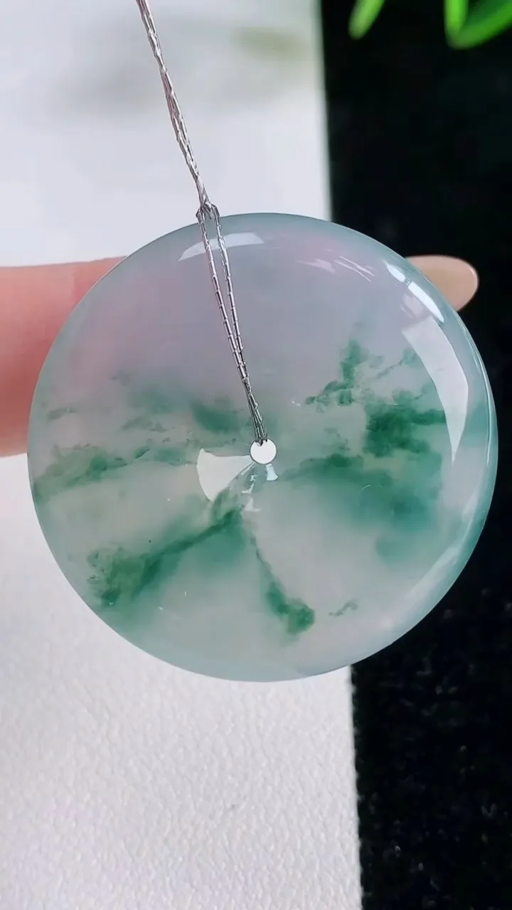 天然A货翡翠种飘花平安扣吊坠，尺寸32.7-5.9，重量:13.43g
11月26日