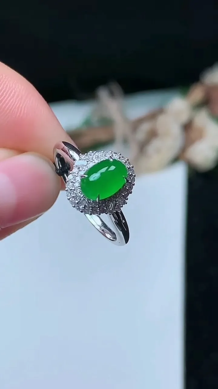 天然A货翡翠蛋面戒指，尺寸17.2-7.6-5.2，重量:2.88g2025年11月26日
工厂直销收藏佳品,种好水足，色泽均匀，有种有色，上手高大气！