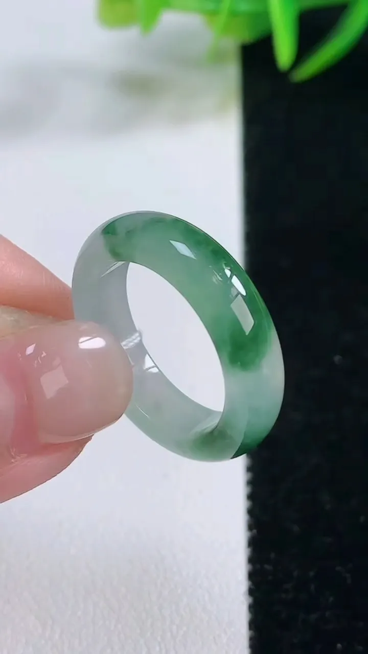 天然A货翡翠冰种飘花指环戒指，尺寸17.7-5-3.1，重量:4.00g2025年11月26日
工厂直销收藏佳品,种好水足，色泽均匀，有种有色，上手高大气！