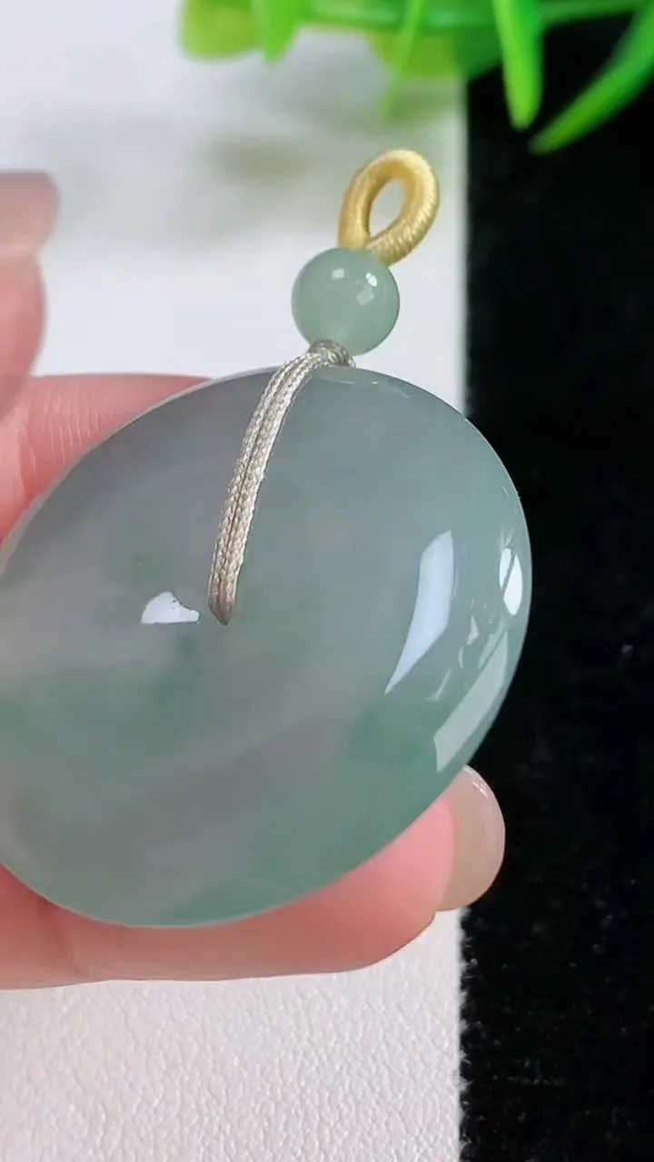 天然A货翡翠平安扣吊坠，尺寸33.4-6.4，重量:15.50g
11月26日